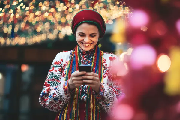 সবুজ বিলাসবহুল গাউন পরা এক নারী অলংকৃত রুলেট চাকার পাশে—যা 456BDT–এর উচ্চমানের ক্যাসিনো পরিবেশকে প্রকাশ করে।